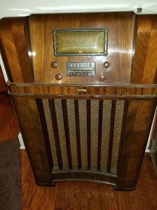 Early Knight console radio