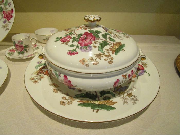 Wedgwood bone china "Charnwood" pattern. Complete set.