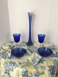 Blue Glassware & Tablecloth https://www.ctbids.com/#!/description/share/16358