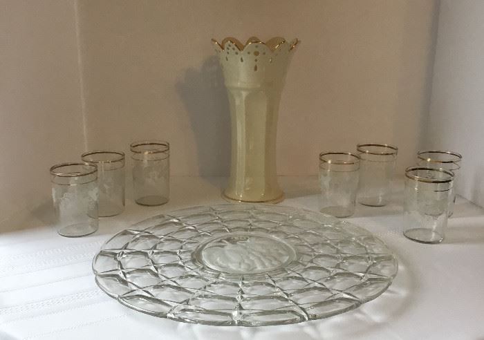 Serving Dish & Glasses, Decorated with Grapes https://www.ctbids.com/#!/description/share/16546