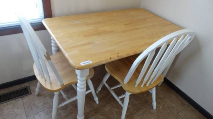 Dining table w/ 2 chairs