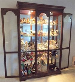 Display full of nice figurines & dolls
