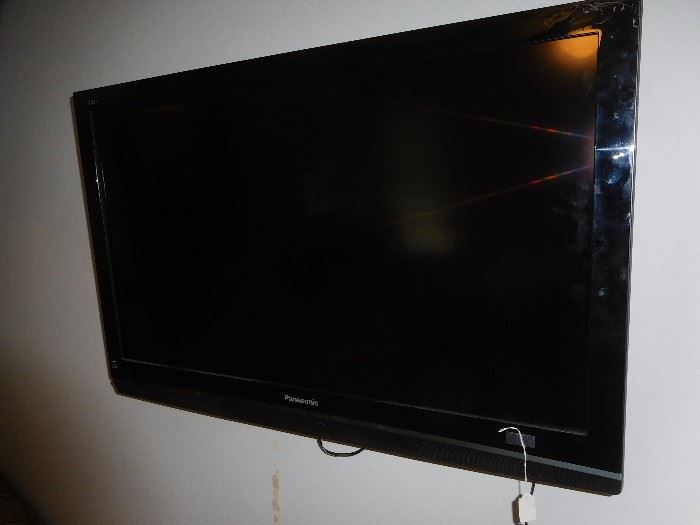 42" Panasonic comes with wall bracket & remote