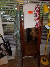 Stand up mirror - Vintage yellow light fixture - Table Cloth 