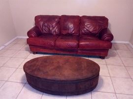 Located at vacant home dt eau gallie selling them for a friend
$100 sofa and $50 ottoman ( top lifts for storage)