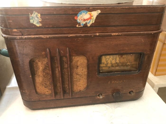 Vintage Troy tube radio