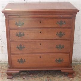 4 Drawer chest w/ tray on bracket foot