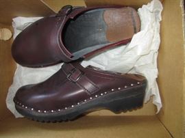 LIKE NEW CLOGS