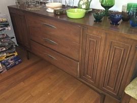 Sculptra server/buffet