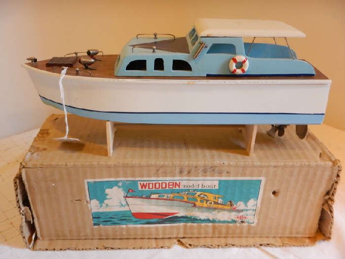 COLLECTION OF WOOD & TIN TOY BOATS AND MOTORS