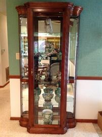 Lighted Pulaski Curio Cabinet in Excellent Condition