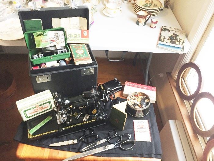 #117 Singer 221-1 Featherweight sewing machine with accessories, working condition!