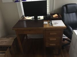 classic oak knee-hole desk