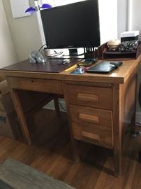 classic oak knee-hole desk