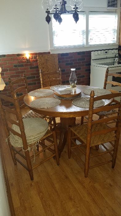 Round Oak table w/leaf and 6 chairs
