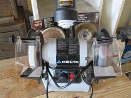 Delta 6" bench grinder in like new condition.