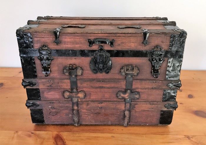 VINTAGE TRUNK          http://www.ctonlineauctions.com/detail.asp?id=704823