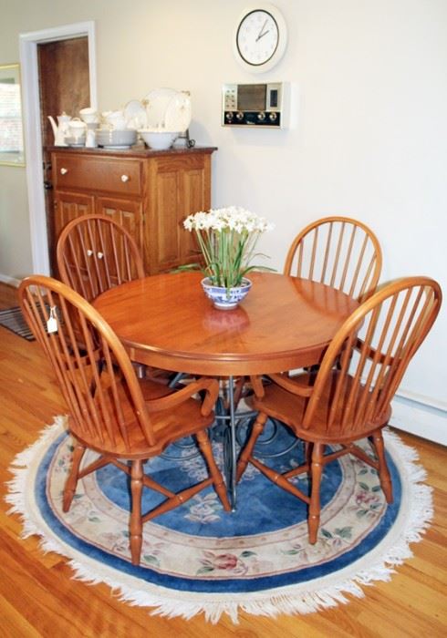 Table with 4 chairs and 1 leaf