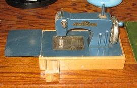 KAY AN EE Sew Master Toy Sewing Machine