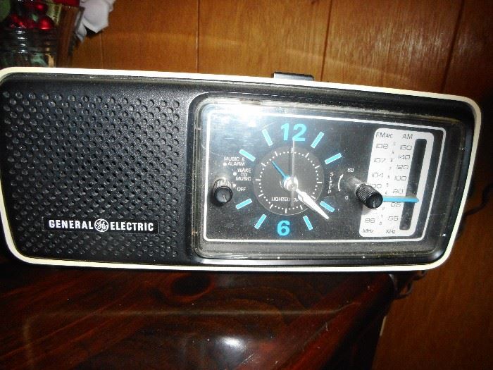 Mid Century GE Clock Radio
