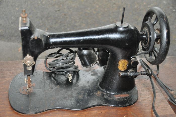 Up close view of the antique singer sewing machine 