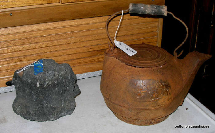 Mastadon vertabrae, Cast iron Pot