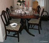 Beautiful Mahogany Duncan Phyfe Style Dining Table and extensions