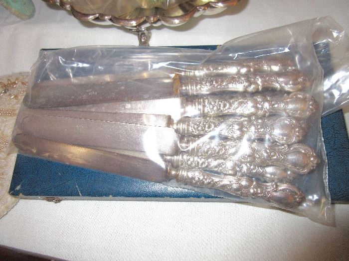 1835 Wallace Floral pattern silverplated dinner knives