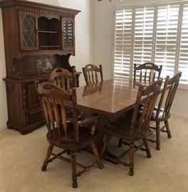 Vintage Hutch and Dining Room Table, 2 Leaves w 2 Arm Chairs and 4 Side Chairs