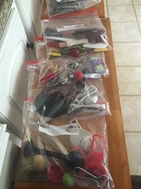 Assorted kitchen items