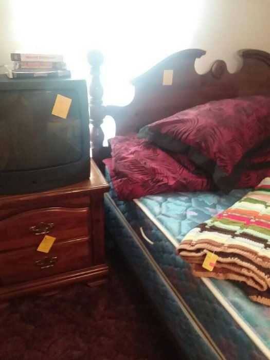 Queen bed with comforter set
