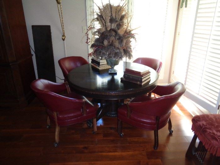 Great antique oak table with large pedestal