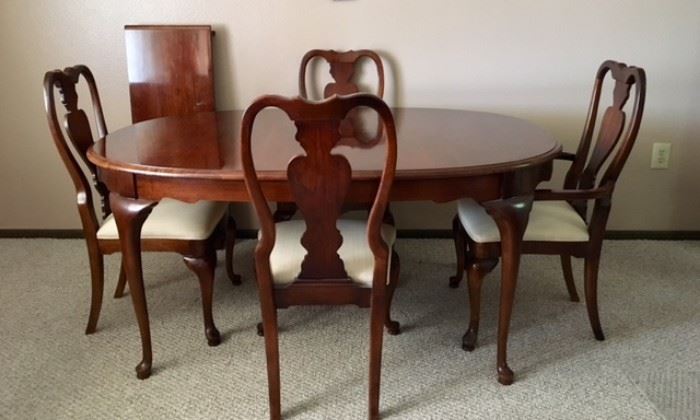 Stanley Queen Anne Dining Table, 2 Leaves, 1 Captain's Chair, 3 Side Chairs