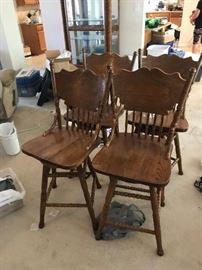 
#14 4 Wood Swivel Oak bar stools 24" high. Sold as set
$120
