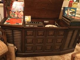 Stereophonic Console Cabinet with zenith interior, see next photo for detail