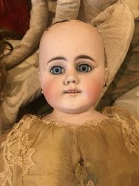 Open mouth porcelain with teeth