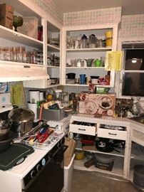 KITCHENWARE / BAKEWARE / POTS AND PANS