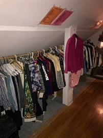 TON OF WOMENS CLOTHING SIZE MEDIUM