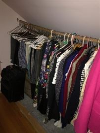 TON OF WOMENS CLOTHING SIZE MEDIUM