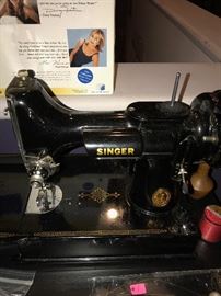 VINTAGE SINGER SEWING MACHINE
