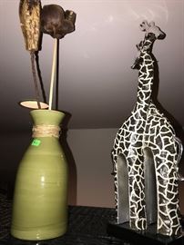 VASE AND MORE GIRAFFES