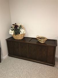 VINTAGE RADIO RECORD PLAYER CABINET!