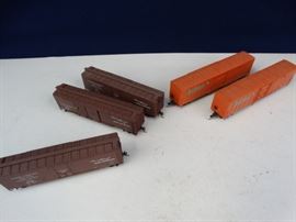 HO Scale Trains - Assorted Boxcars (5)