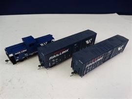 HO Scale Trains Caboose  2 Boxcars