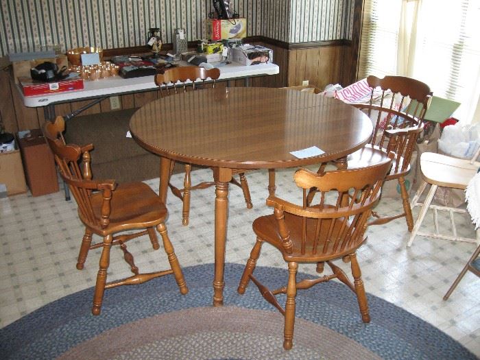 Maple Table w/2 leafs and 4 chairs