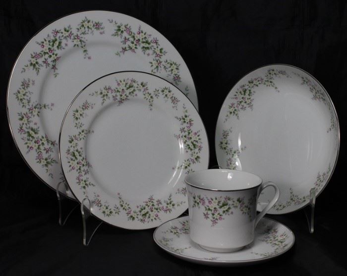Oneida  "Grandeau" 5 piece place setting, service for 8: Dinner Plate, Salad Plate, Coupe Soup and Cup & Saucer