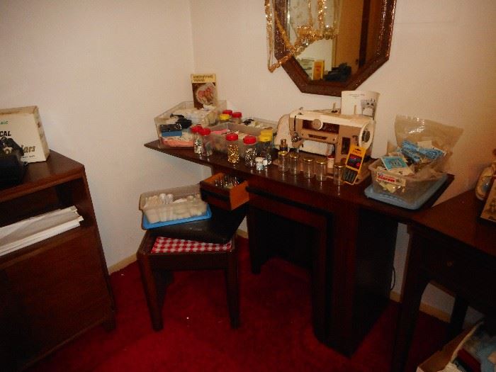 Vintage Singer Sewing Machine. Cabinet