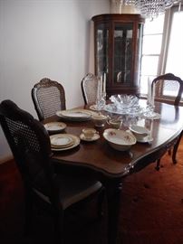 Thomasville Furniture. Dining Table with 3 Leaves. 4 Side Chairs, 2 Arm