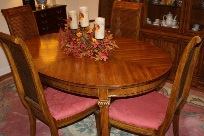 Beautiful Thomasville  Dining set includes Leaf and 6 Chairs