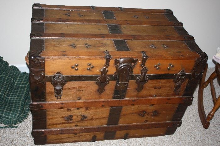 Great Ships Trunk. Excellent Condition, All the Hardware, Both Straps (Handles) in tact.  Has inside Tray